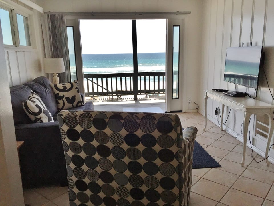 The Ocean reflects off the TV!