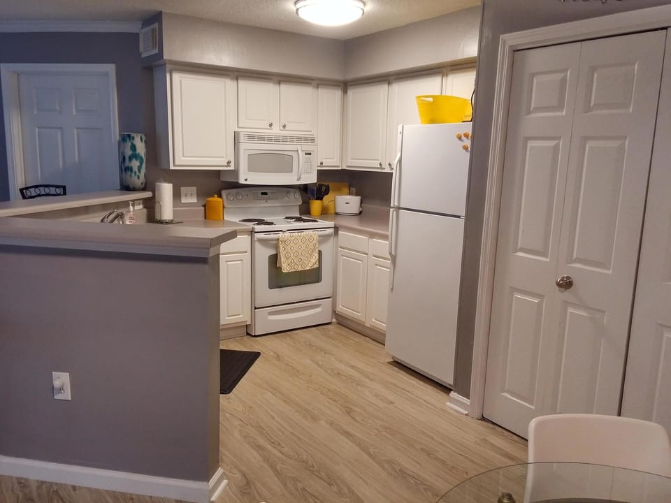 Fully Equipped Kitchen
Bar area 3 Stools