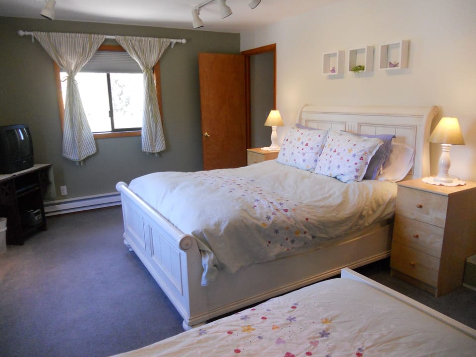 The ‘garden' bedroom has a queen bed and twin bed. The garden is just below.