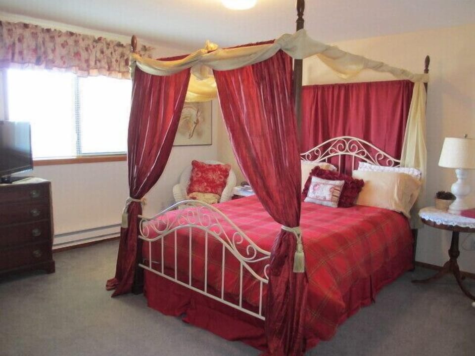 Inviting upstairs 4 poster bedroom. Dreamy!