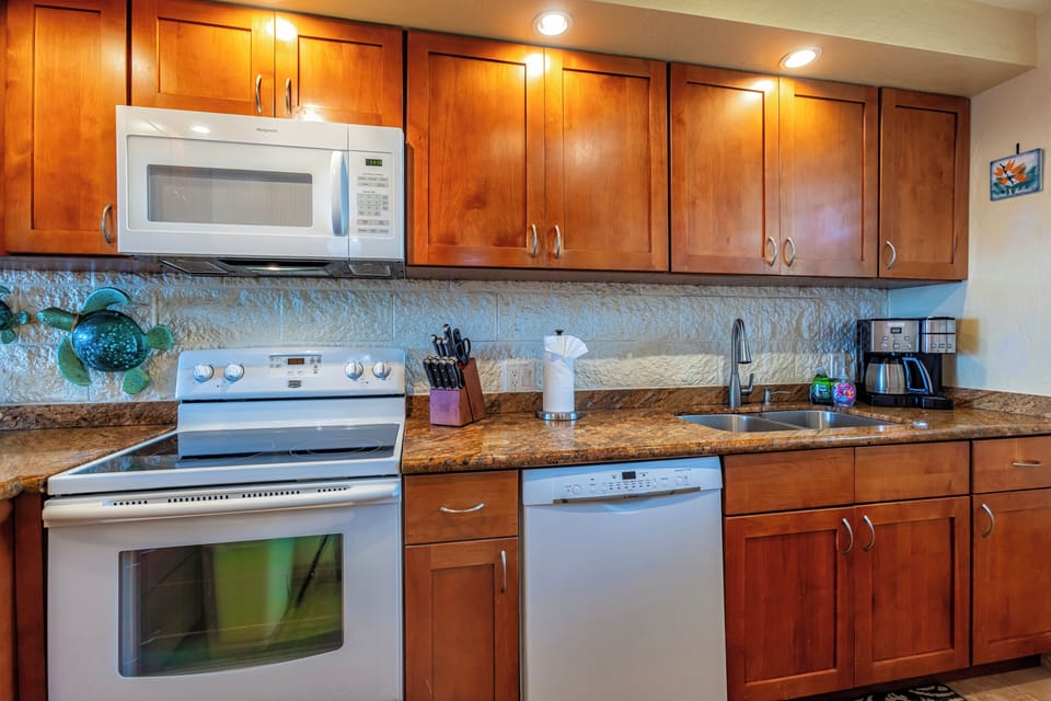 Full kitchen and granite counters. There is a washer and dryer in the kitchen
