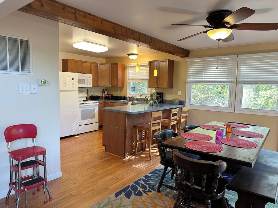 Kitchen & Dining