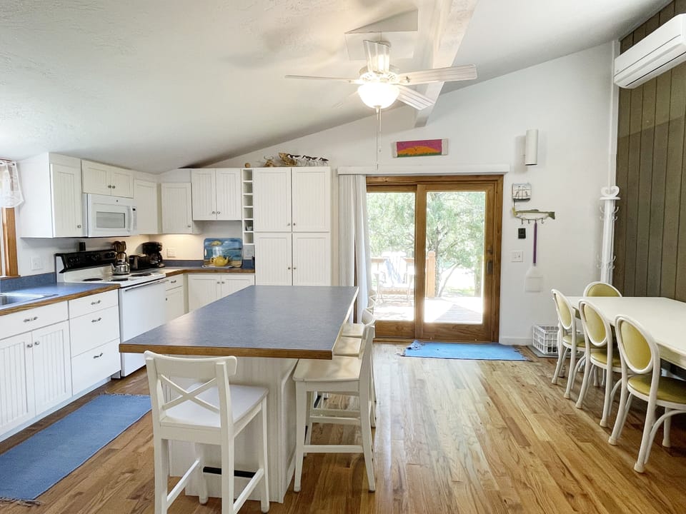 Kitchen (alternate view)