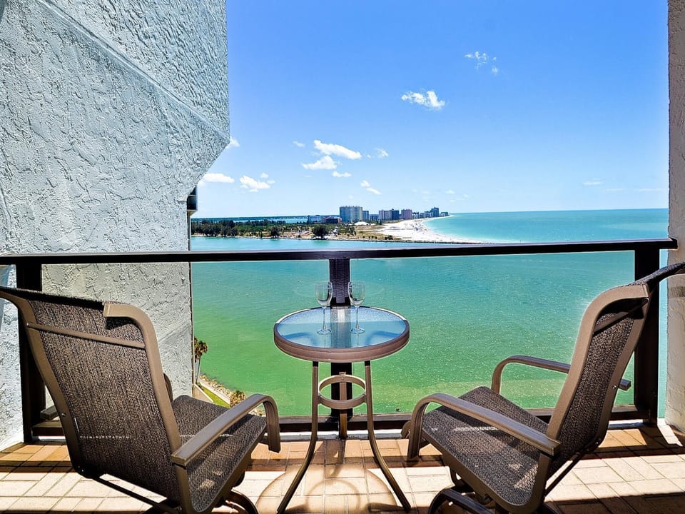 Come enjoy the stunning view of Sand Key Beach from the balcony.