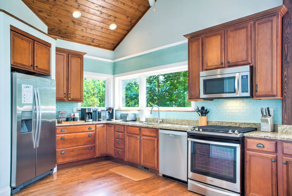 Plenty of small appliances for all your cooking needs