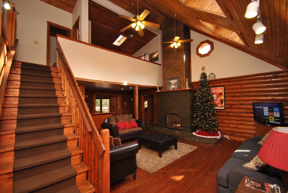Great Room w/Fireplace, Roku & Comfy Couches
