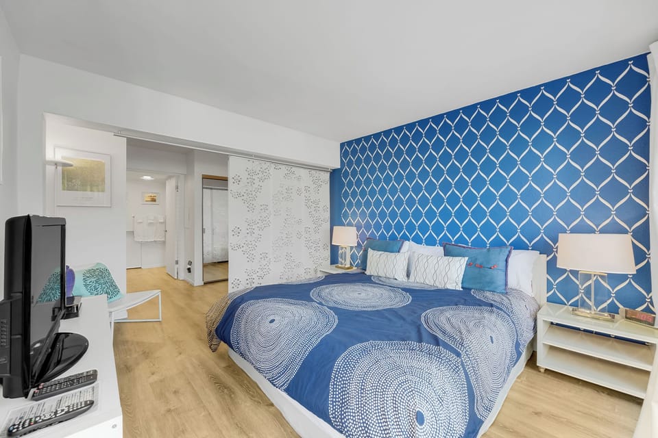 C58 - Bedroom with Closing Wall to Bath