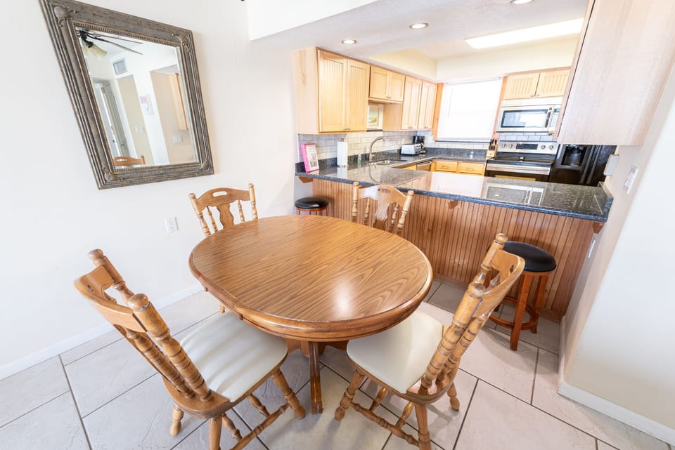 Dining room and breakfast bar