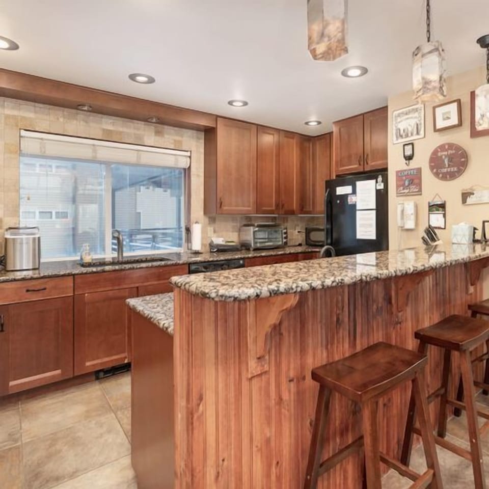 Kitchen - Granite counter tops and bar seating for 3