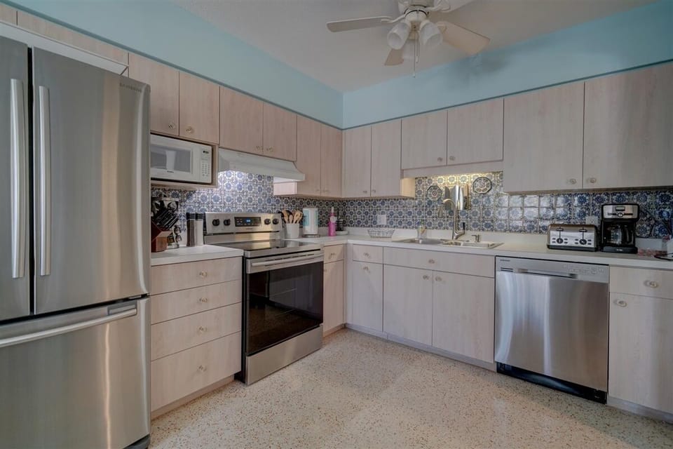All  new stainless appliances and a new microwave. Toaster, coffepot and kettle