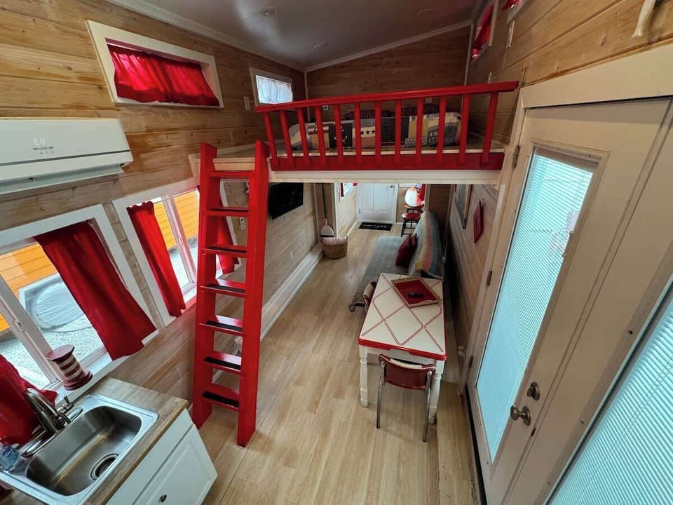 Bedroom / Loft Bed
