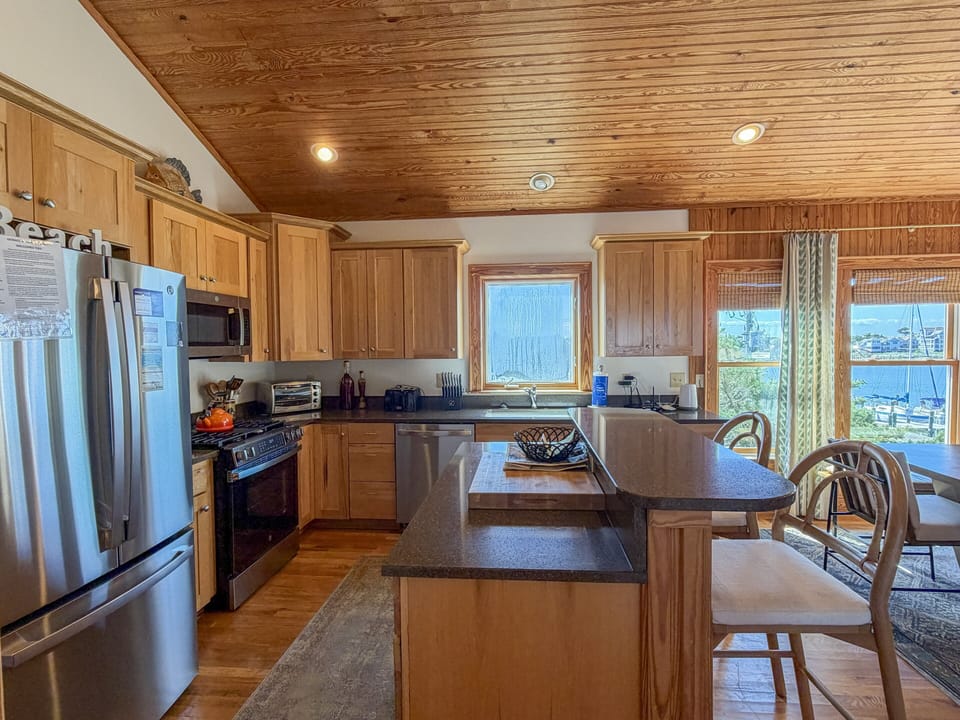 Kitchen (alternate view)