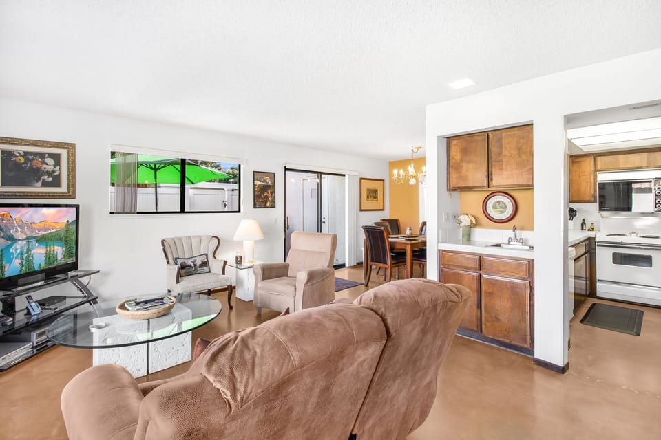 K0561 - Living Area to Kitchen