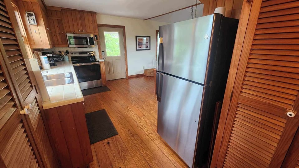 Kitchen (alternate view)
