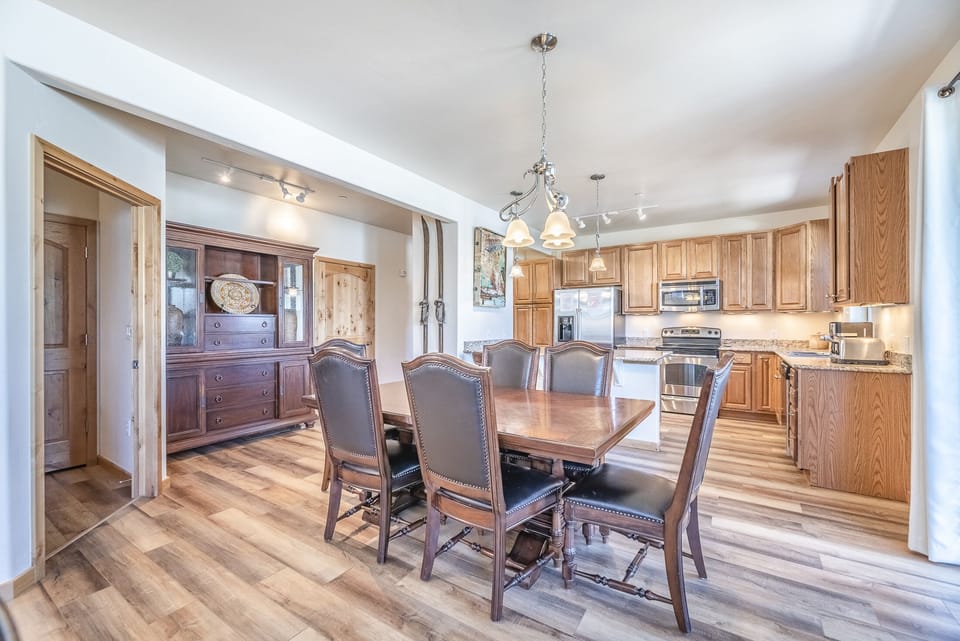 Dining Area - Offers seating for 6. Located nicely between the kitchen and living area.