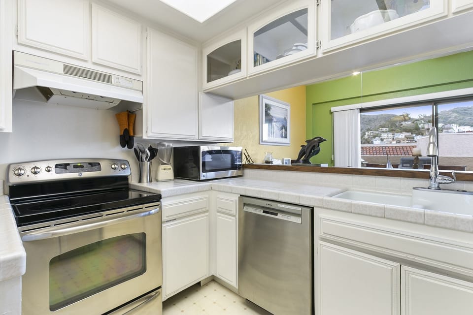 C54 - Kitchen Window to Dining Table