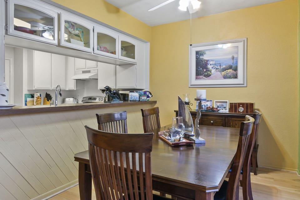 C54 - Dining Area ti Kitchen