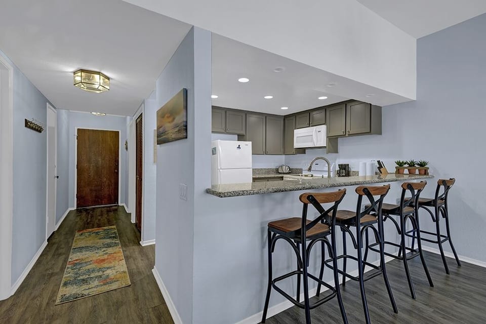 COUNTER TOP TO ENTRY WAY mls.jpg