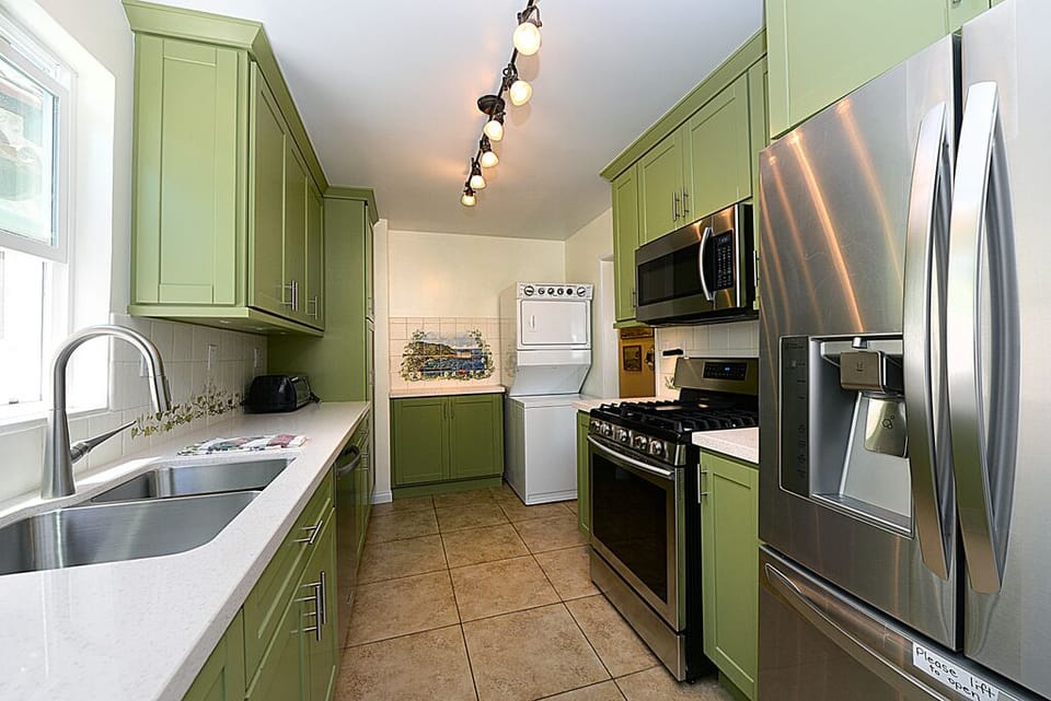 315 Eucalyptus Lower - Kitchen Area