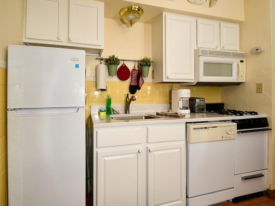 Kitchen has what you need to cook on vaction.