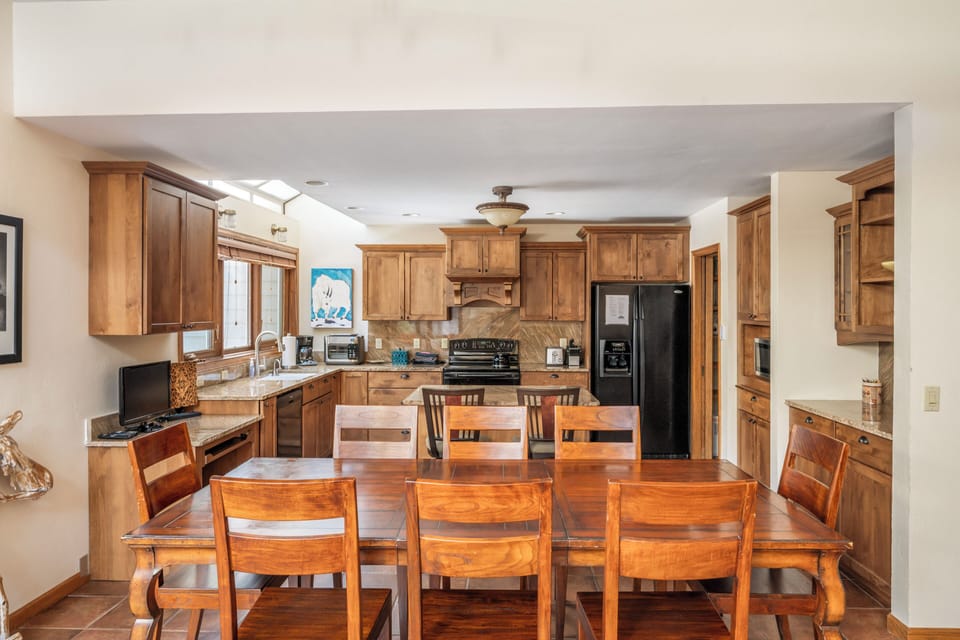 Dining area - Dining area w/sating for 8 people