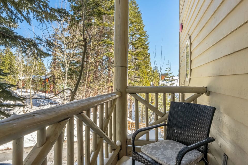 The Moose offers an adorable Juliet balcony off the dining area—perfect morning cup of coffee or afternoon cocktail for 2.