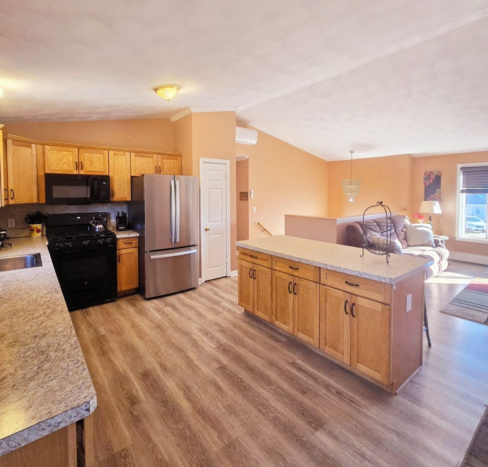lovely island great for serving and entertaining