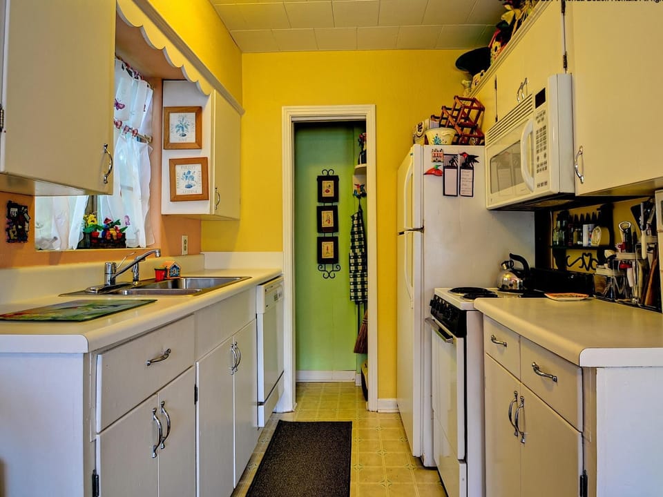 Complete kitchen makes mealtime easy