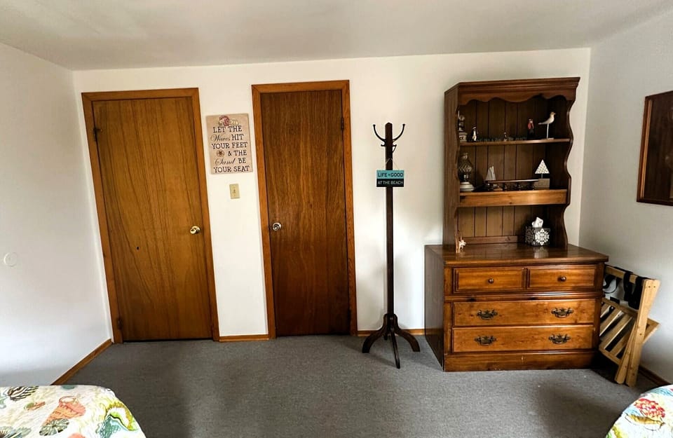 Two Twin Beds, First Floor (alternate view)