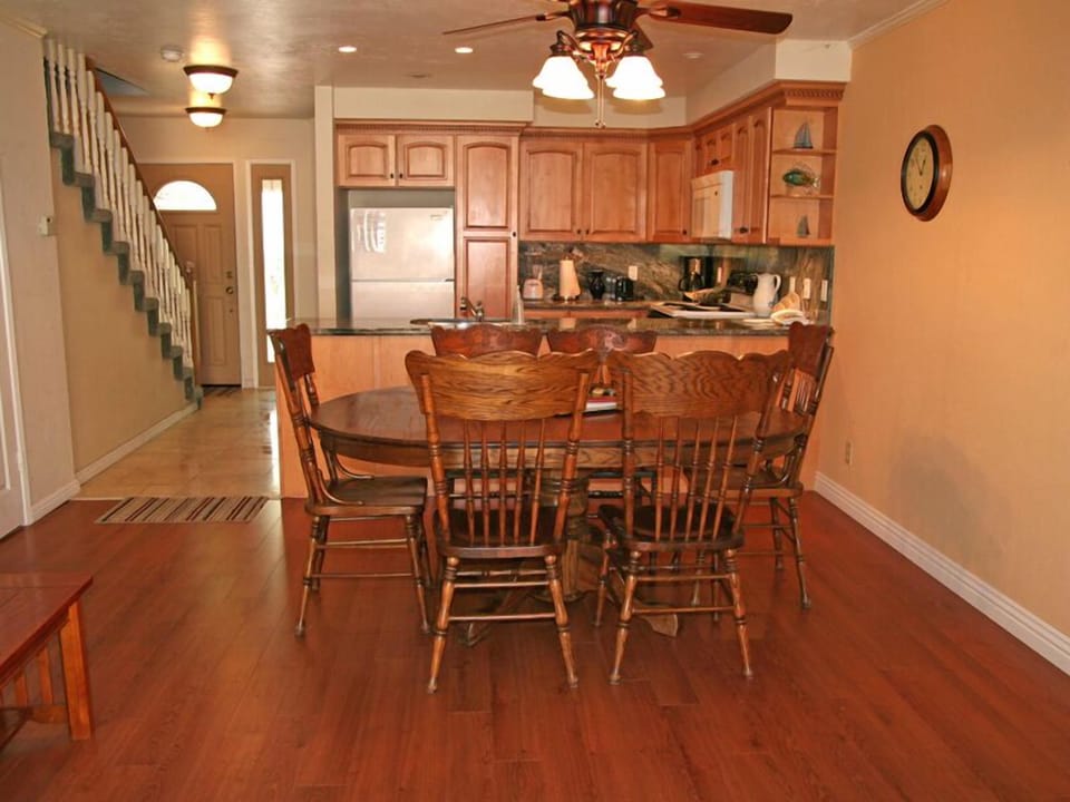 5-57 Sol Vista_Living room to Entry_004.jpg