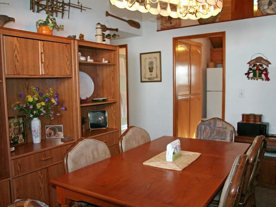 6-V12-242CL_dining_6383.jpg