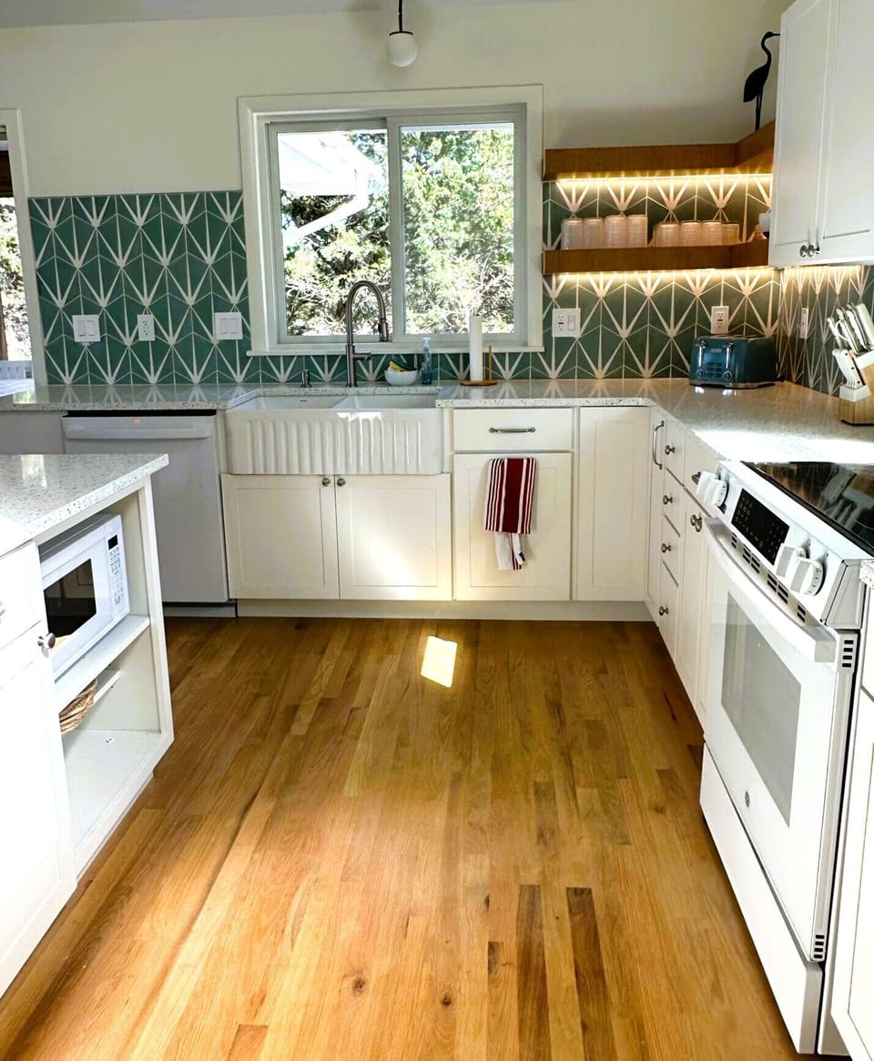 Kitchen (alternate view)