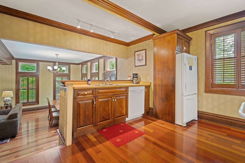 Kitchen with dishwasher - Governor's Walk - Niagara-on-the-Lake