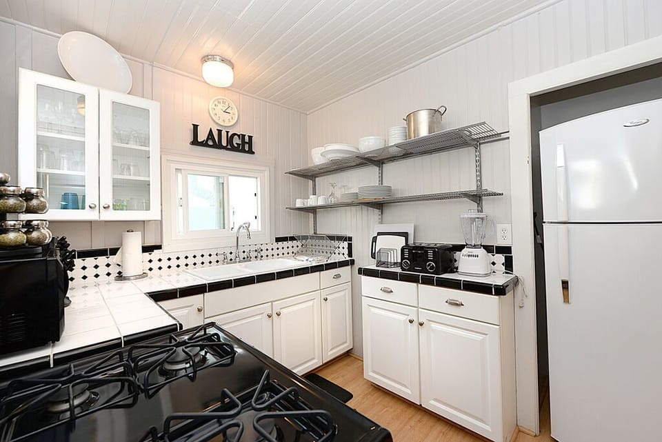 14-330S-kitchen-001.JPG