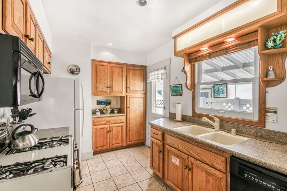 357D - Kitchen Area
