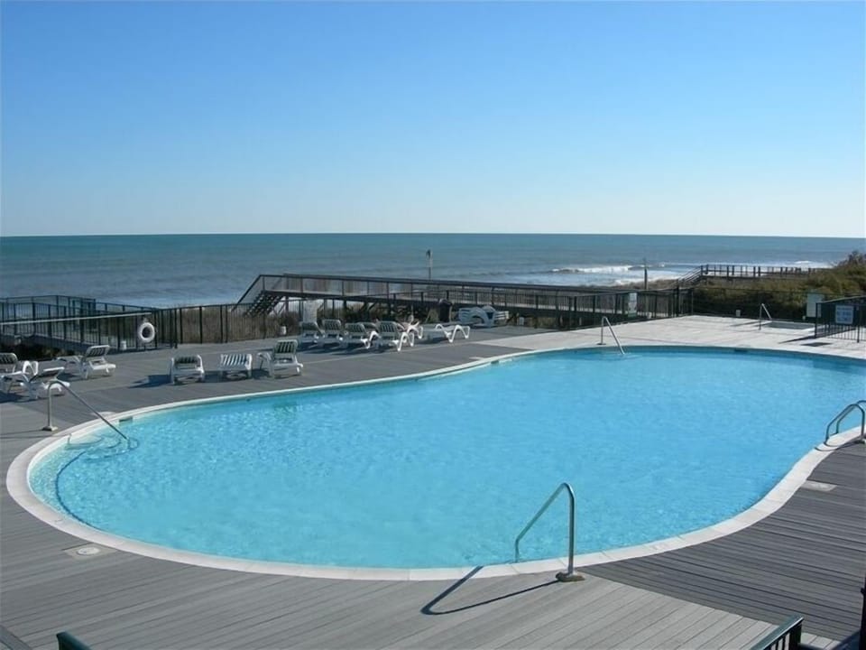 Enjoy the beach front pool, resturant and Tiki bar - Quite a view ! 