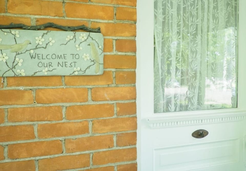 Screened in front porch at Abigail House, vacation rental, Niagara 