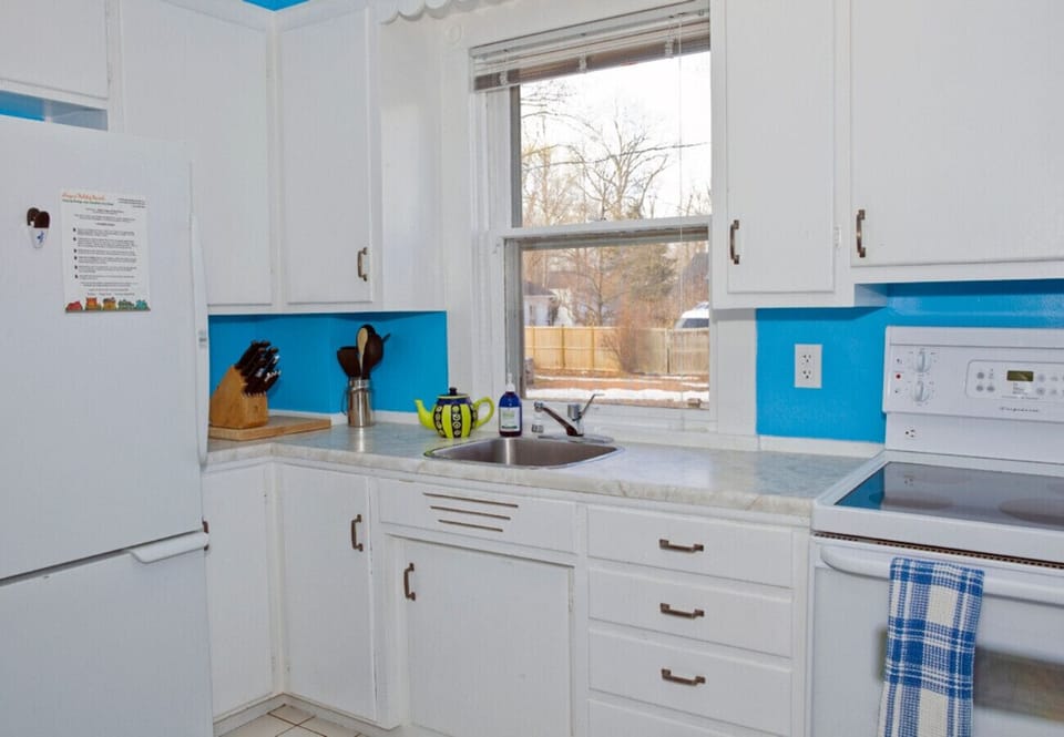 Kitchen with fridge, stove, dishwasher and microwave - Abigail House - Niagara-on-the-Lake