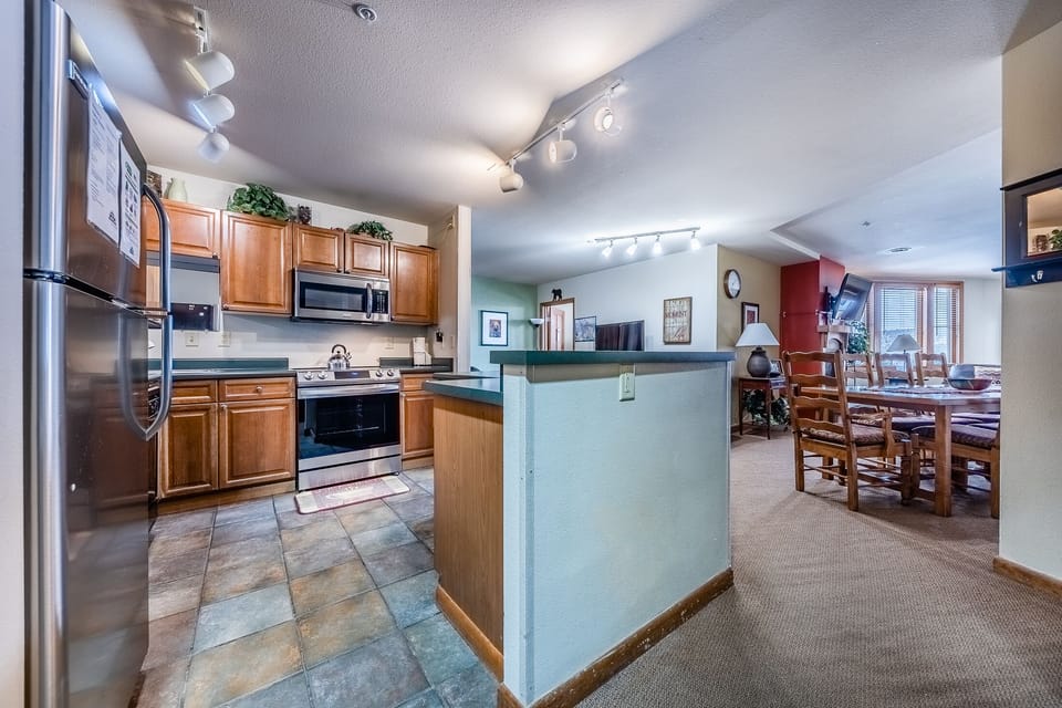 Kitchen - Nice full size kitchen with stainless steel appliances.