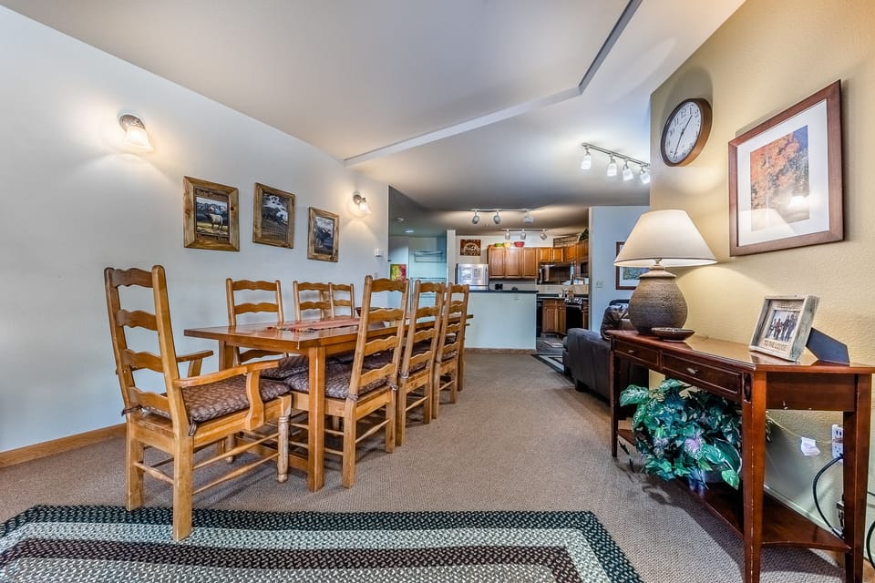 Dining table - Great dining table to enjoy a meal with family