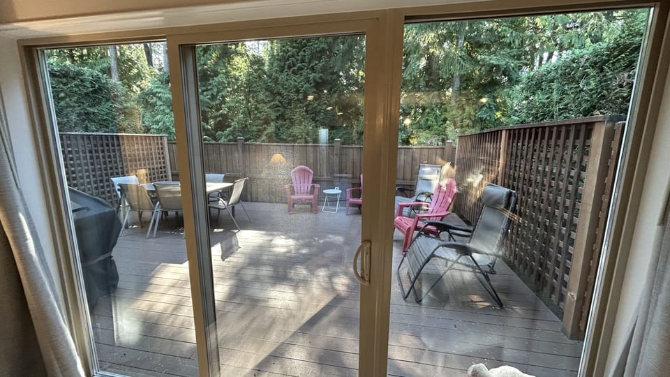 Large fenced back deck with gas bbq.