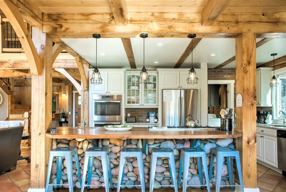 Kitchen | Bar Sits 5
