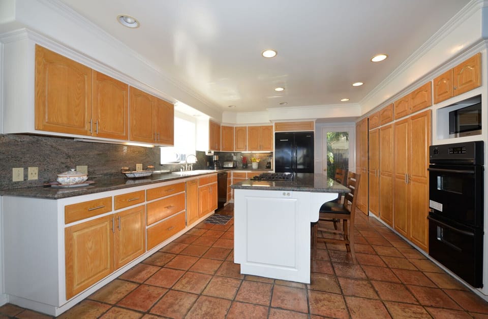 Large-Kitchen-with-breakfast-bar.jpg