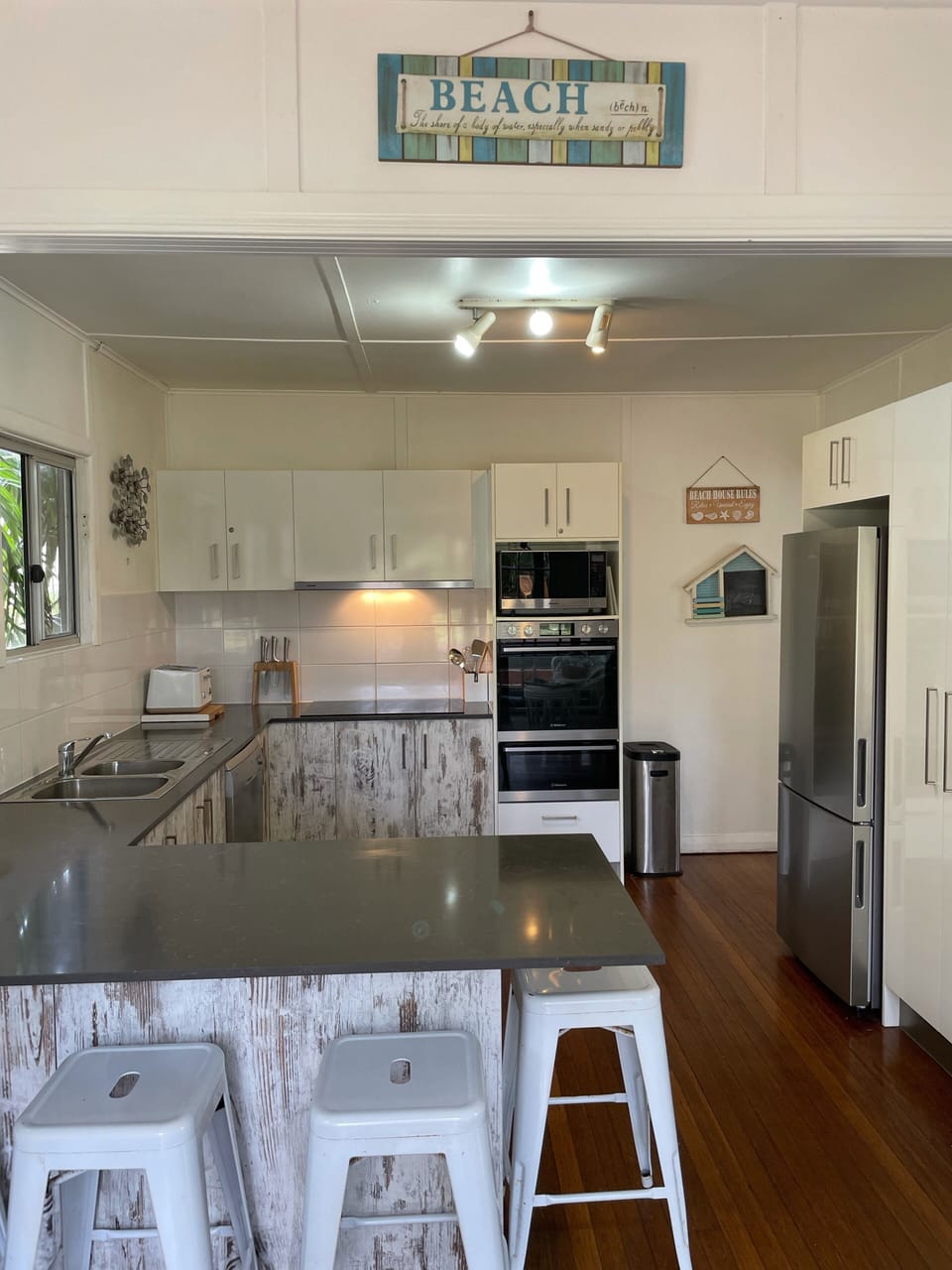 Large modern kitchen.