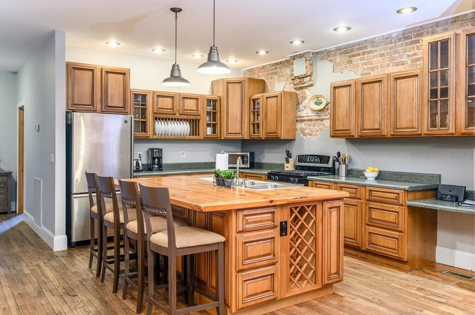 Gorgeous kitchen and bar area