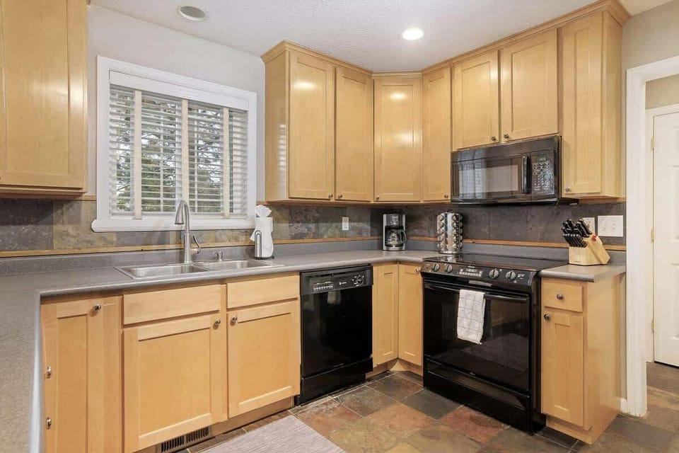 Spice rack, coffee maker, cutlery block and supplies provided