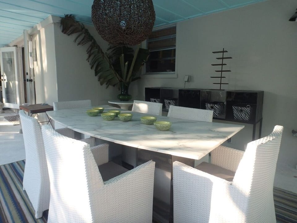 Poolside dining for 6