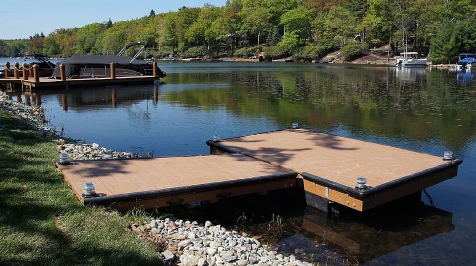 Guests' Dock - NO DIVING - The lake is shallow.