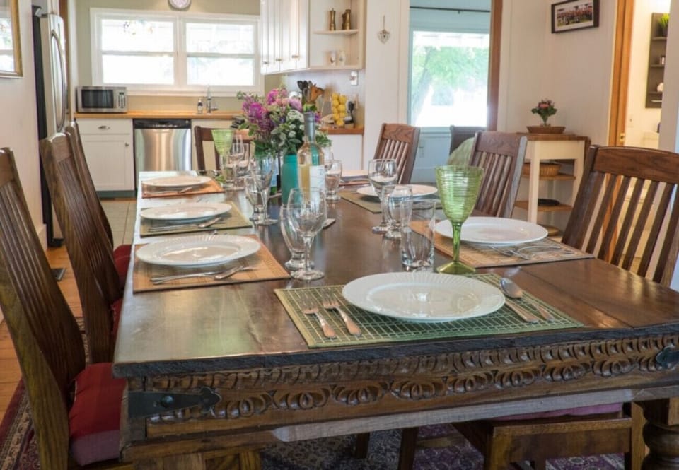 Diningroom - Butterfly Cottage - Niagara-on-the-Lake