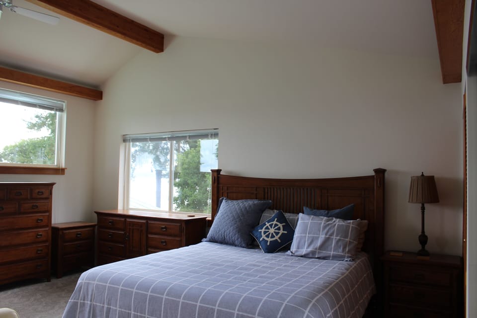 BR # 3, separate entrance (in studio) to main house. Sleeps 4 -(KG BD & Q sofa) 